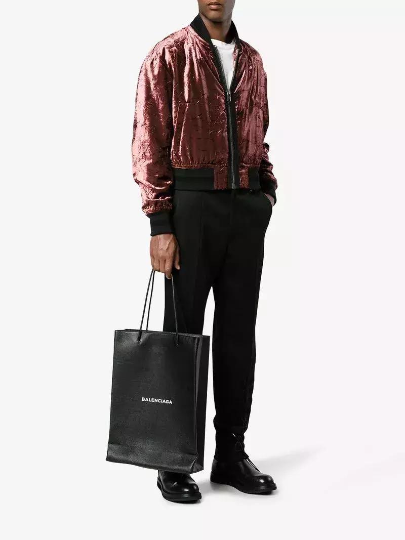 别说，纸质包还真有点帅