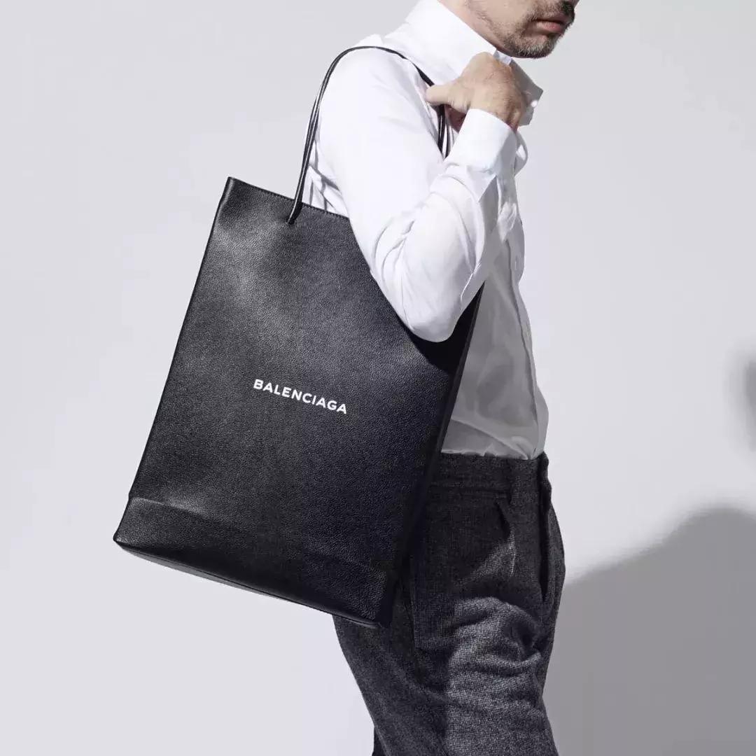 别说，纸质包还真有点帅