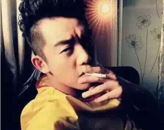 圈里的人爱抽烟？小沈阳最爱长白山，哥哥张国荣只抽白万！