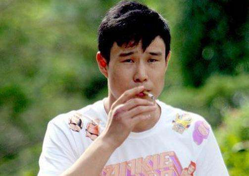 圈里的人爱抽烟？小沈阳最爱长白山，哥哥张国荣只抽白万！