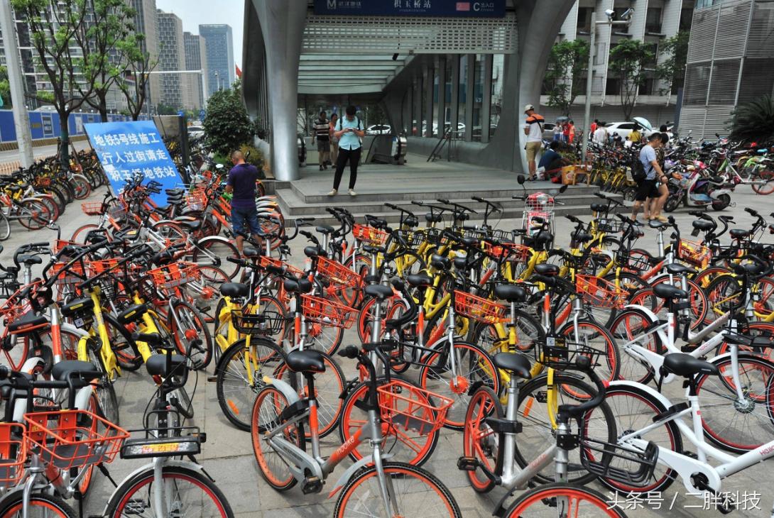 共享单车产生不合适的调度费,共享单车堆积堵住道路人难行