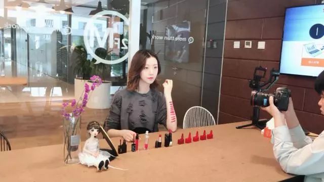 想和昕小薇一样成为专业时尚编辑么？昕小薇“三部曲”时尚编辑入门课来啦！