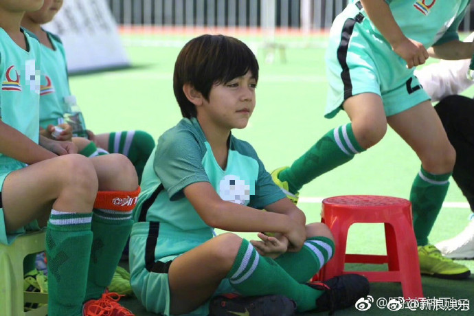国足有望？诺一参加少儿足球比赛黝黑帅气刘烨原是篮球高手