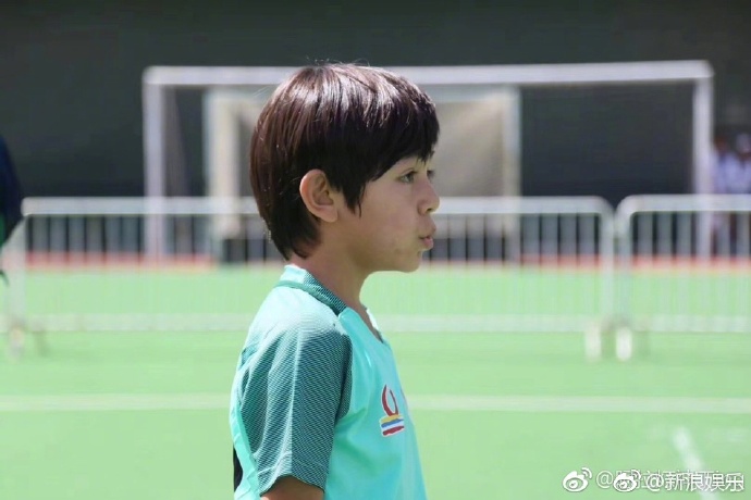 国足有望？诺一参加少儿足球比赛黝黑帅气刘烨原是篮球高手