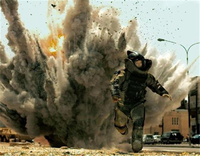 为什么影视剧总是弱化子弹,为什么拍戏的手榴弹会炸响呢