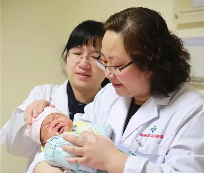 怀孕六个月了突然出血血管破裂,怀孕6个多月突然流产什么原因