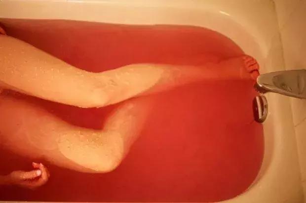 拍腿、拍bra、拍裸照,一个放飞自我的女孩