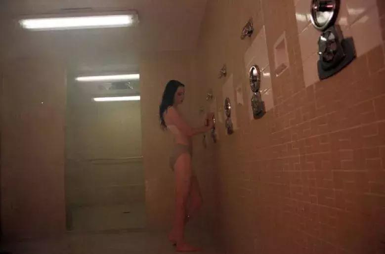 拍腿、拍bra、拍裸照,一个放飞自我的女孩