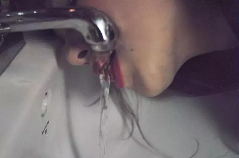 拍腿、拍bra、拍裸照,一个放飞自我的女孩