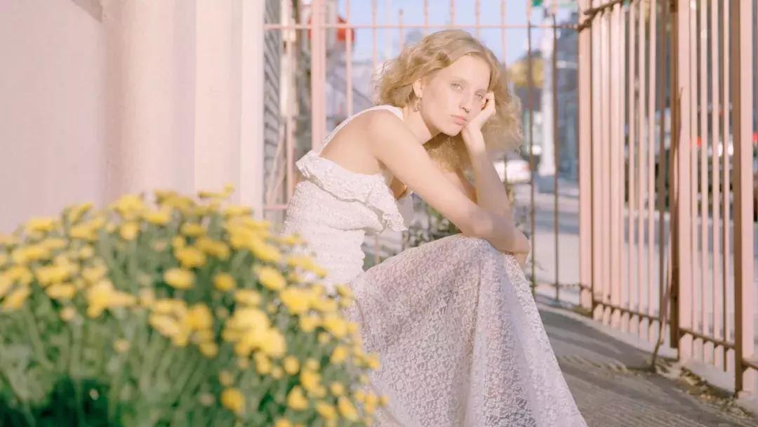 拍腿、拍bra、拍裸照,一个放飞自我的女孩