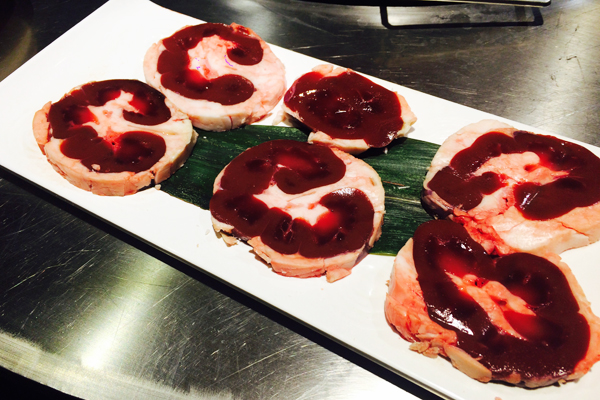 屋顶上烧烤,很有特色的一个火盆烤肉