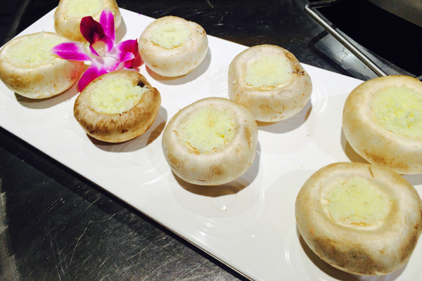 屋顶上烧烤,很有特色的一个火盆烤肉