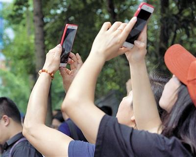 20年前为了节约成本设计了“轻轨穿楼”