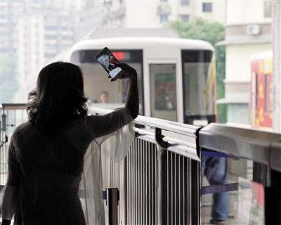 20年前为了节约成本设计了“轻轨穿楼”