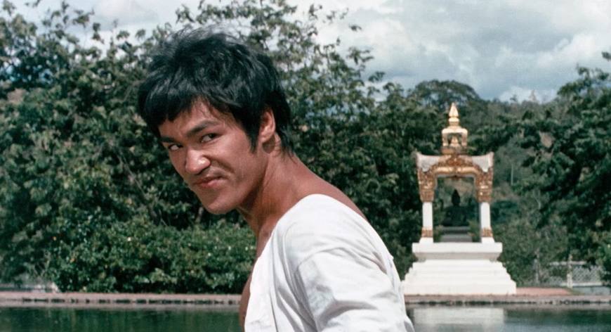 他将周星驰、成龙、李小龙踩在脚下，有例为证！