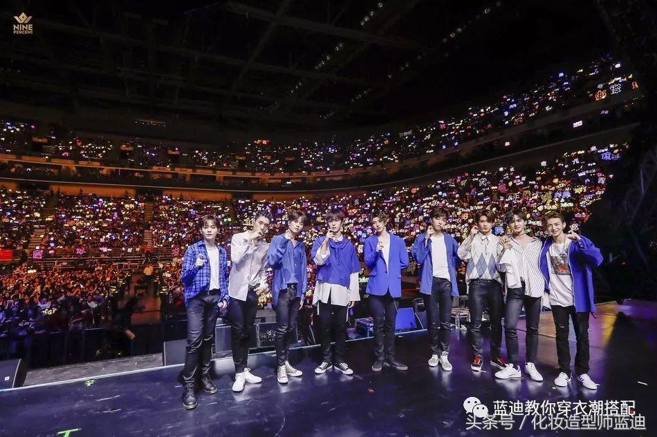 王俊凯一身棒球服,王俊凯机场穿运动套装