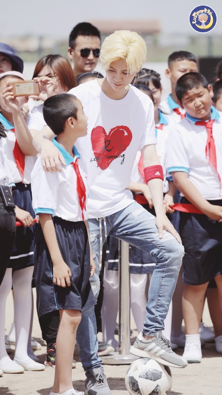 baby与鹿晗,baby踢球