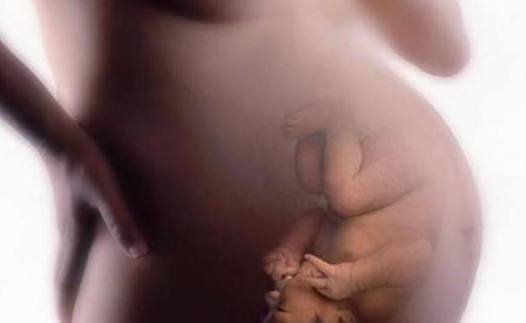 胎儿在羊水里耳朵会进水吗,宝宝在羊水里泡太久出来会脱皮吗