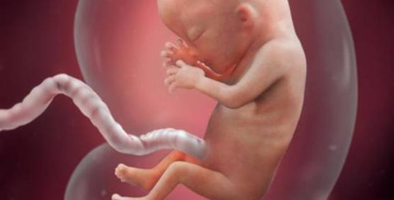 胎儿在羊水里耳朵会进水吗,宝宝在羊水里泡太久出来会脱皮吗