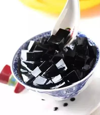 烧仙草有黑色的东西是龟苓膏吗,烧仙草是什么和龟苓膏有区别吗