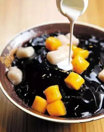 烧仙草有黑色的东西是龟苓膏吗,烧仙草是什么和龟苓膏有区别吗