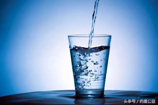 喝药的时候是兑水多好还是少些好,用水吃药技巧