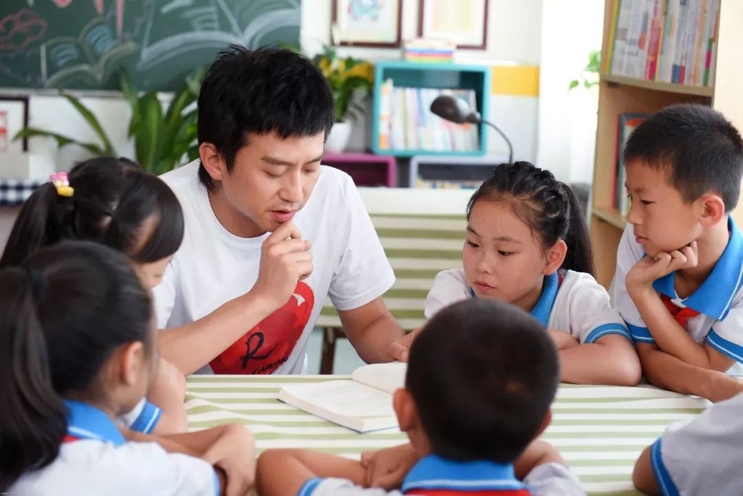 兄弟团变身体育老师和阅读分享者，以爱心善举助力“奔跑正能量”