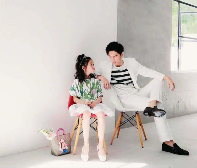 张伦硕与考拉一起拍杂志封面特有范儿，不是父女却胜似亲父女！