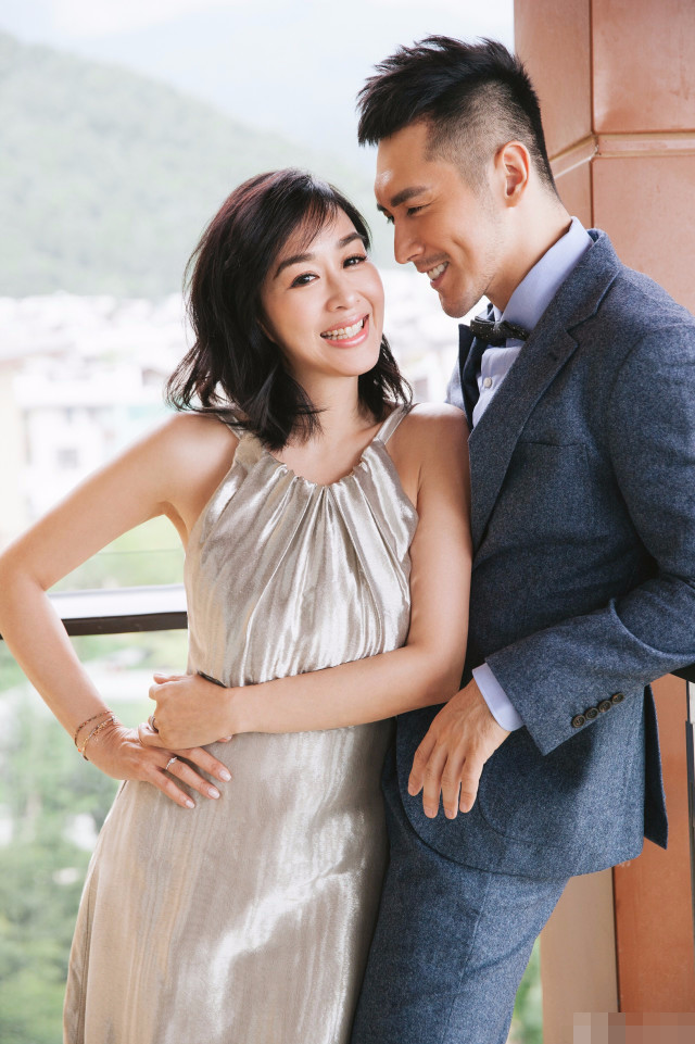 张伦硕与考拉一起拍杂志封面特有范儿，不是父女却胜似亲父女！