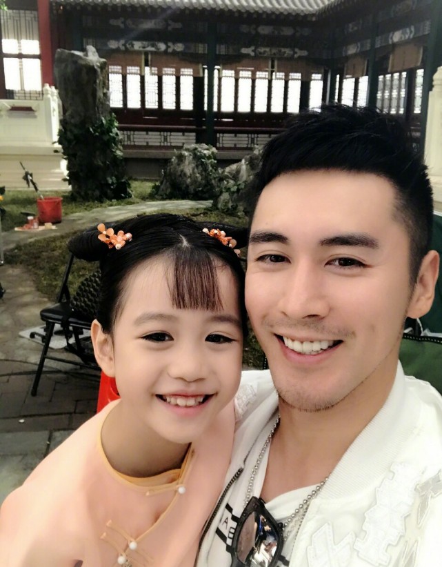 张伦硕与考拉一起拍杂志封面特有范儿，不是父女却胜似亲父女！