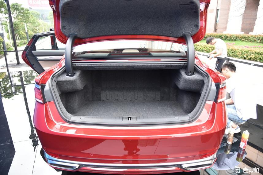 吉利博瑞ge2019款新能源混插版,大美中国车2020款博瑞ge焕新而来