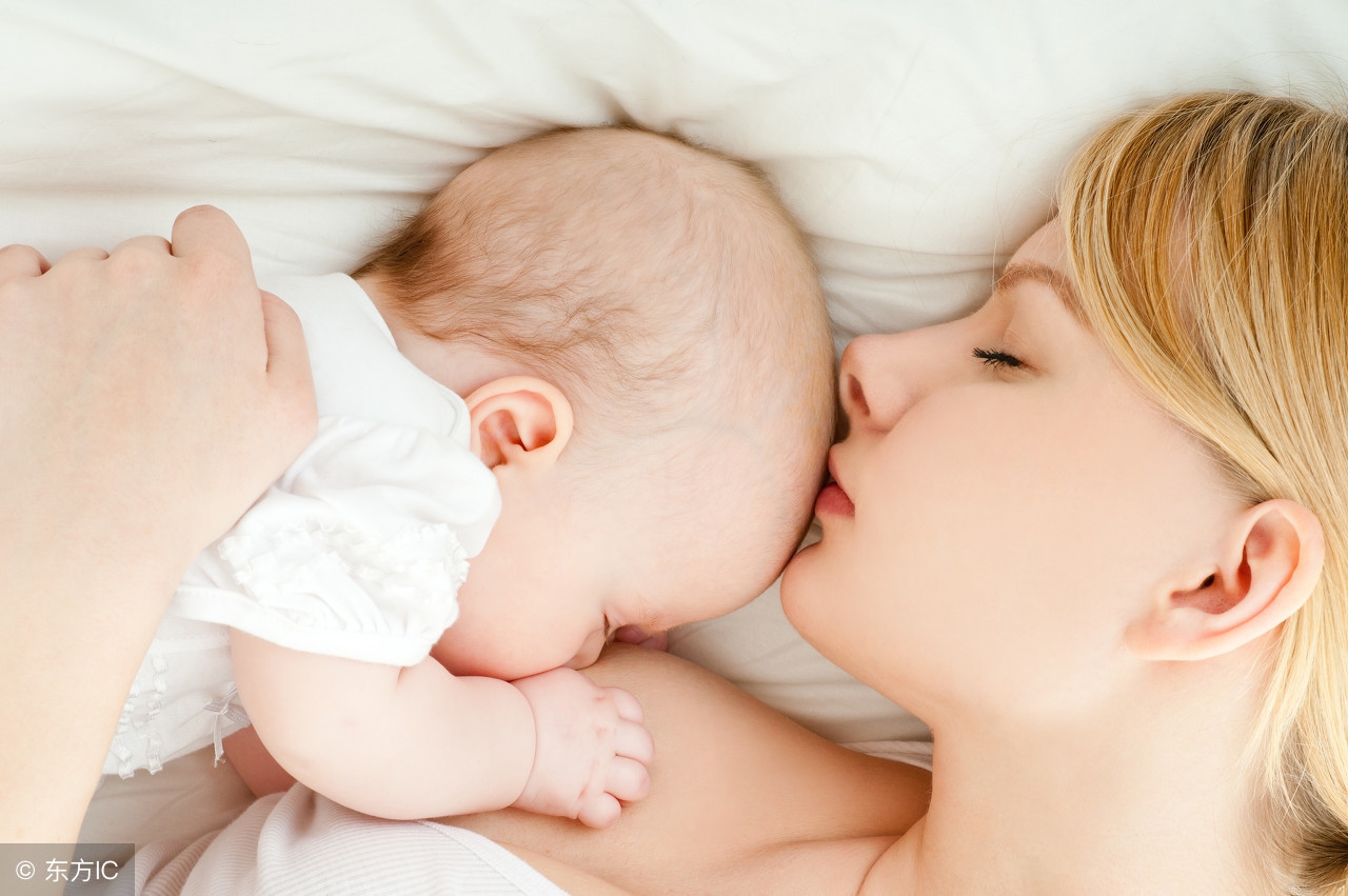 爸爸和宝宝抢妈妈奶吃,爸爸和孩子抢妈妈的奶喝