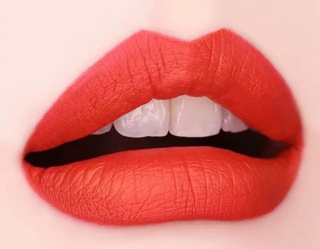 雅诗兰黛口红对比ysl,雅诗兰黛气场全开的口红