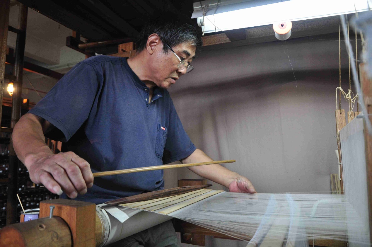 身轻委回雪罗薄透凝脂,身轻委回雪罗薄透凝脂是什么意思