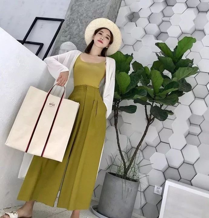 屁股大腿粗的孩子,宝宝屁股大腿粗走路腿会不直吗