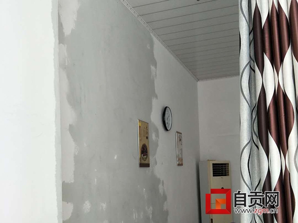 四川自贡小区违建,业主私自搭建邻居下水道遭殃