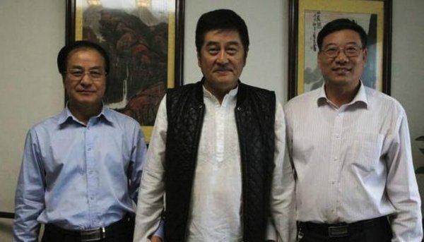 成龙早期武打戏动图,成龙再一次突破极限去演武打片