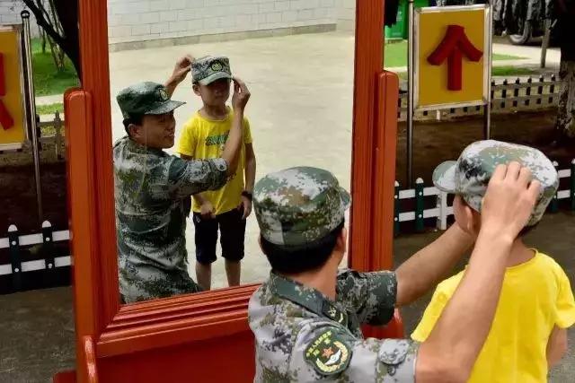 盘点军人与家人团聚的感动瞬间,这组军人和儿子的照片令人动容