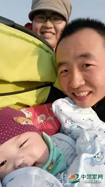 盘点军人与家人团聚的感动瞬间,这组军人和儿子的照片令人动容