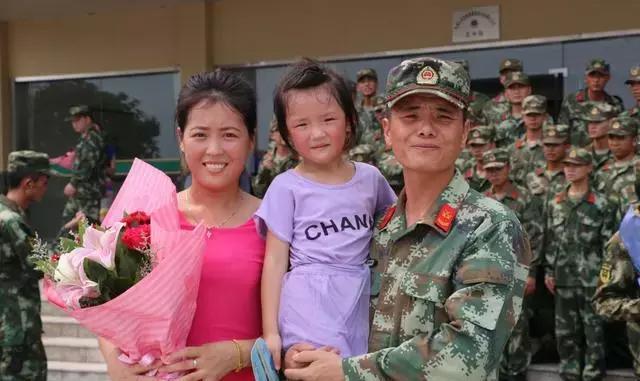 盘点军人与家人团聚的感动瞬间,这组军人和儿子的照片令人动容