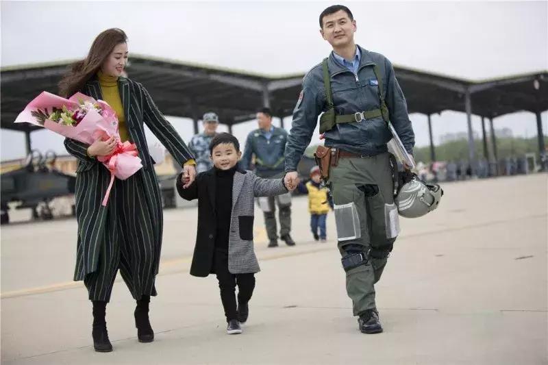 盘点军人与家人团聚的感动瞬间,这组军人和儿子的照片令人动容