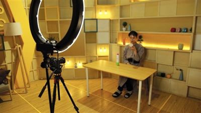 做短视频自媒体网红月收入过万,短视频怎么投放广告赚钱