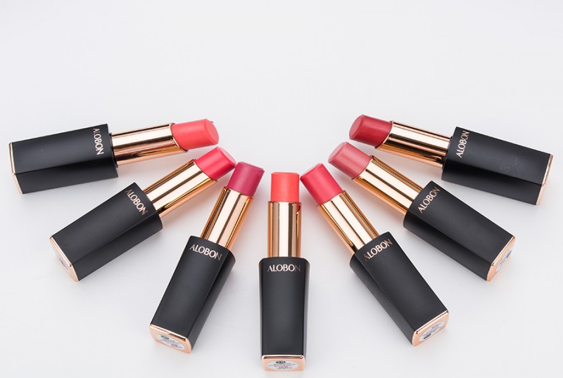 化妆品还有半年过期使用没问题吧,过期的化妆品会长斑吗