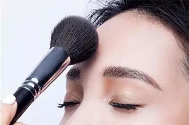 化妆品还有半年过期使用没问题吧,过期的化妆品会长斑吗