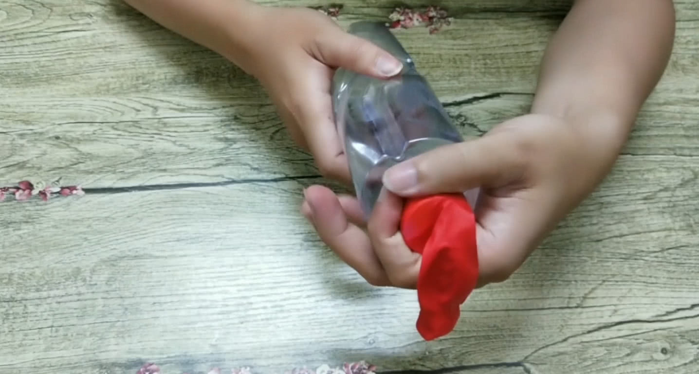 塑料瓶上打两个洞，马上变成打气筒，吹气球省力又省时，简单易学