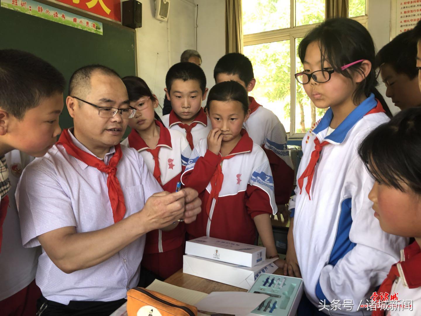 山里娃画画,山里孩子上学用的笔