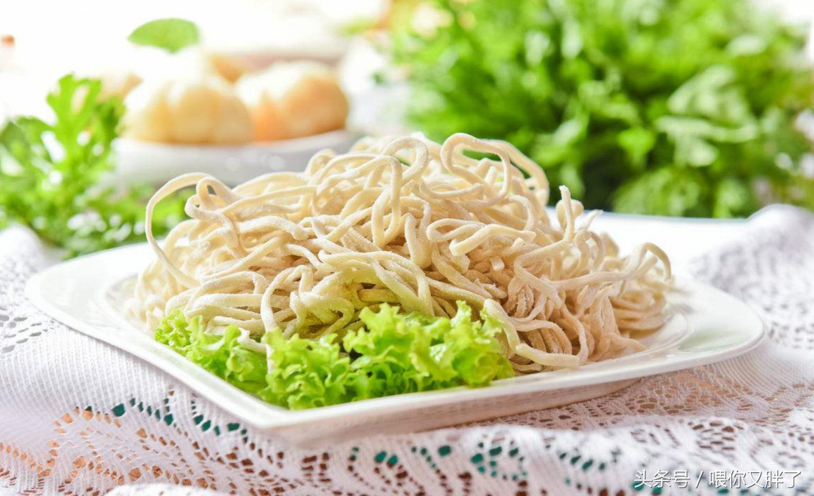 手擀面条用冷水还是热水和面,手擀面面条筋道的配方