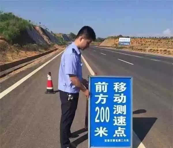 怎么判断摄像头是拍违章还是超速,摄像头如何闪才算违章