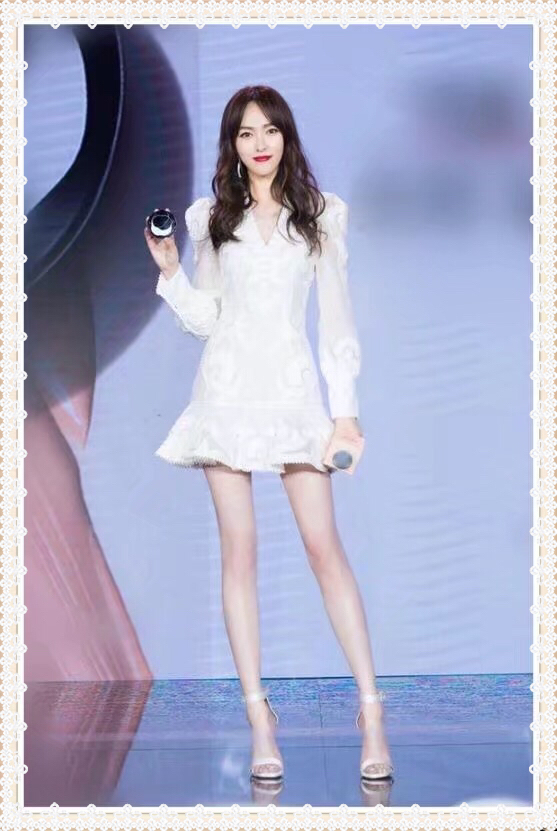 172唐嫣和173关晓彤同穿超短裙秀美腿，网友：真嫩，想摸