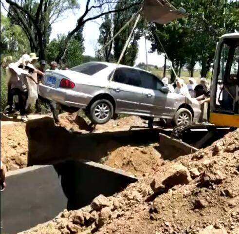 私家车拉棺木下葬违法吗,用汽车当棺材下葬视频
